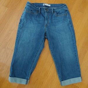 Levis Cuffed Capri Jeans Size 8